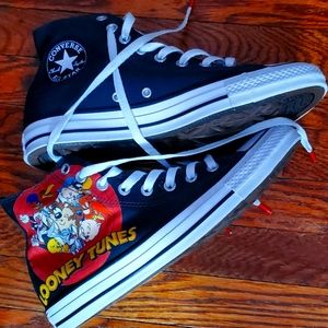 Converse Looney Tunes edition M/7.5 W/9.5